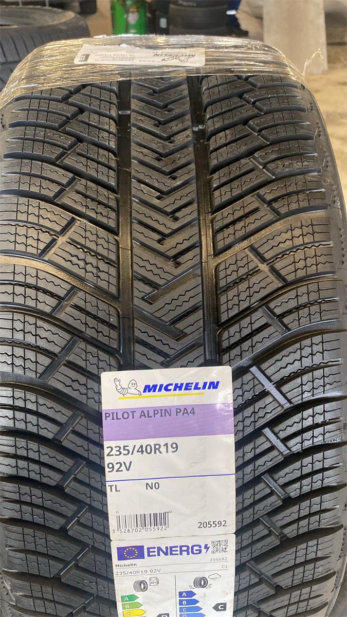 24545R18 100V Michelin PILOT ALPIN PA4 XL MOE ZP Kitkarenkaat 86431 1