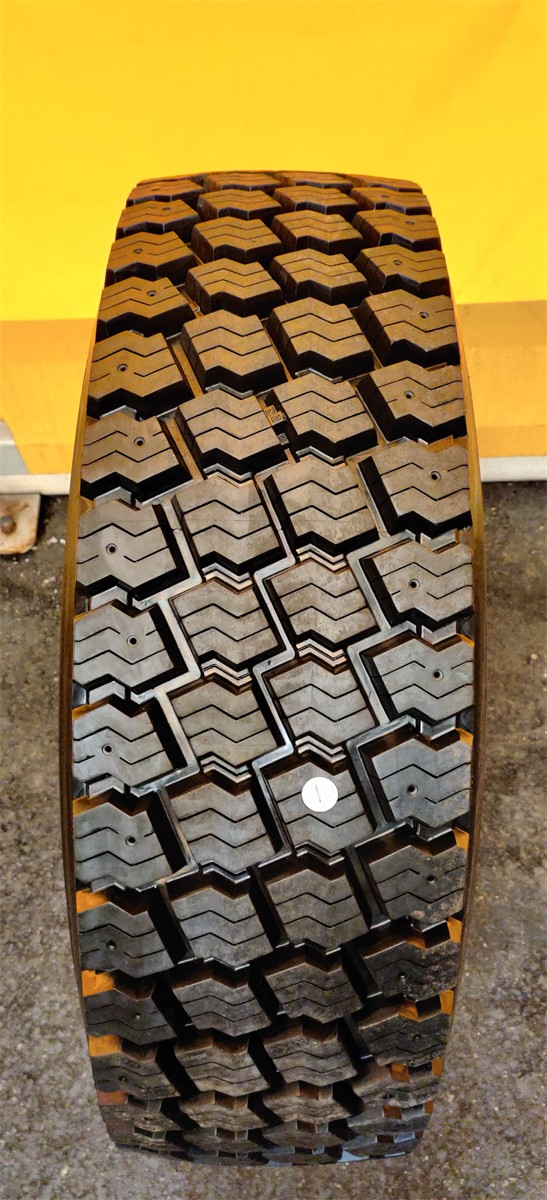 31570R22.5-156150L-KA-PINNOITETTU-NOKTOP-21-SIS.-1-BRIDGESTONE-RUNKO-DRIVE_KA-renkaat_179766_1.jpeg 315/70R22.5 156/150L KA PINNOITETTU NOKTOP 21 SIS. 1 BRIDGESTONE RUNKO DRIVE - Image 1